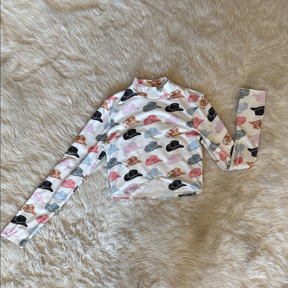 Long-Sleeve Mock Neck Crop Top in Multicolor Hat Print